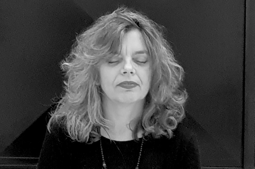 portrait d'Evelyne Perronnet lors d'une séance de méditation